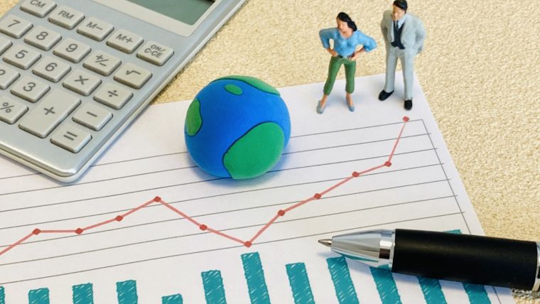 世界の映画・ドラマ評価を示す上昇グラフと地球儀。海外レビューや国際評価スコアの推移を象徴するビジュアルで、グローバルな評判やランキングの変動を説明するための画像。